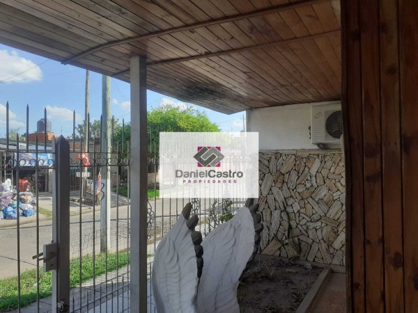 Casa en esquina con local y Departamento , Rafael Castillo