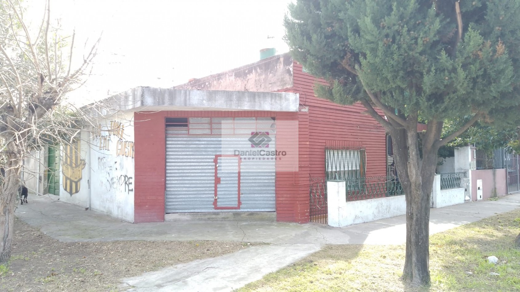 Vivienda multifamiliar con local , en venta , zona Isidro Casanova