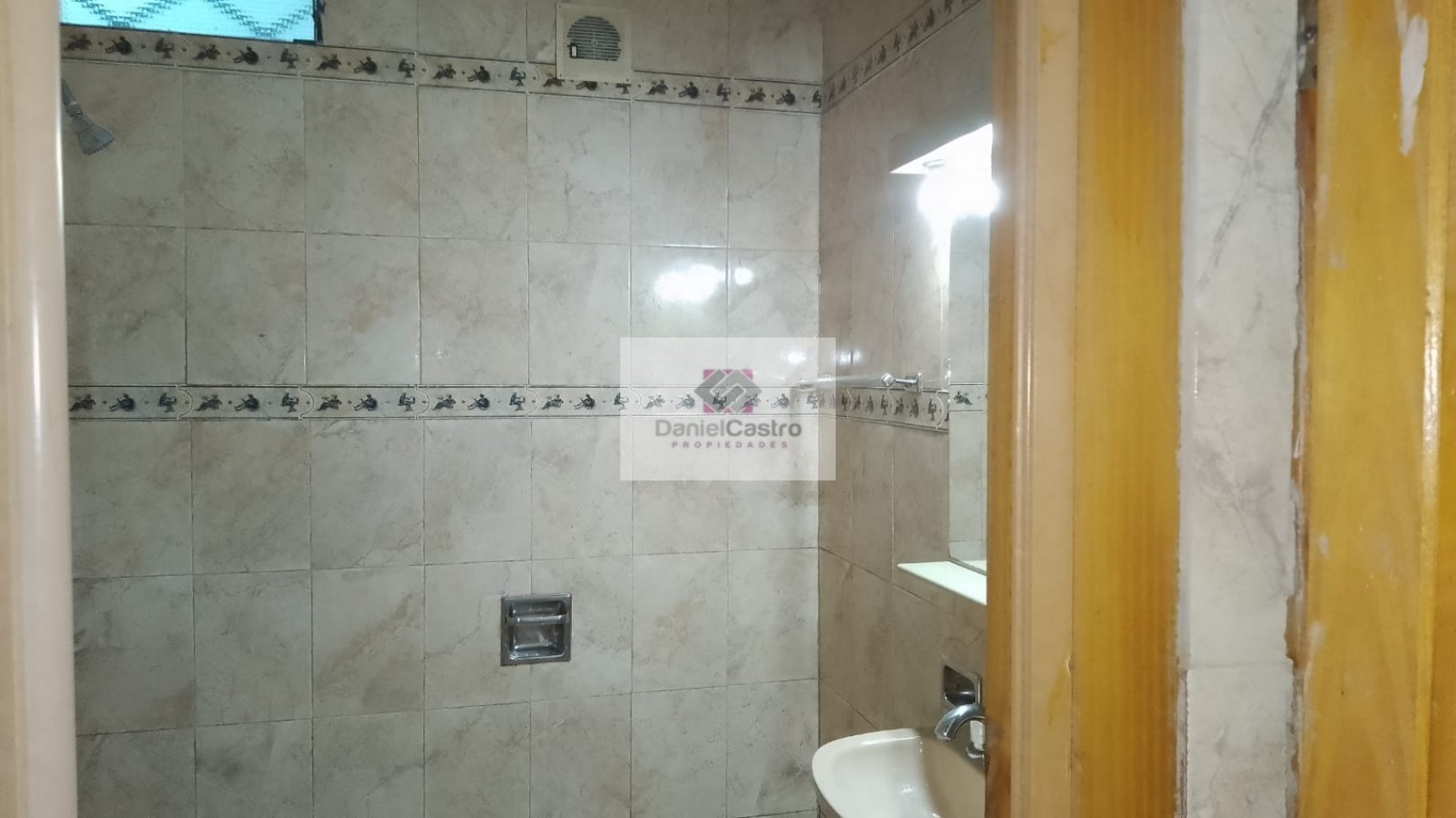 Vivienda multifamiliar con local , en venta , zona Isidro Casanova
