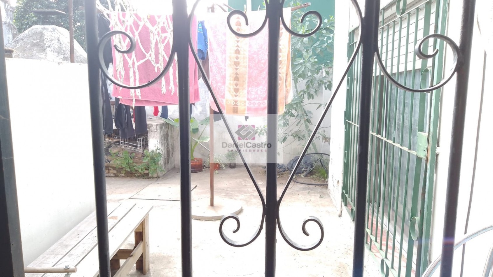 Vivienda multifamiliar con local , en venta , zona Isidro Casanova