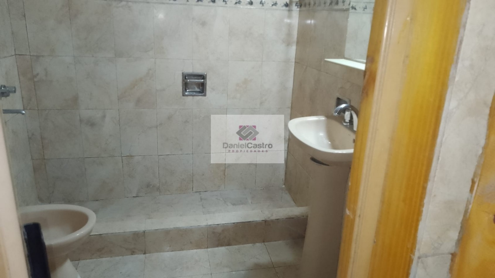 Vivienda multifamiliar con local , en venta , zona Isidro Casanova