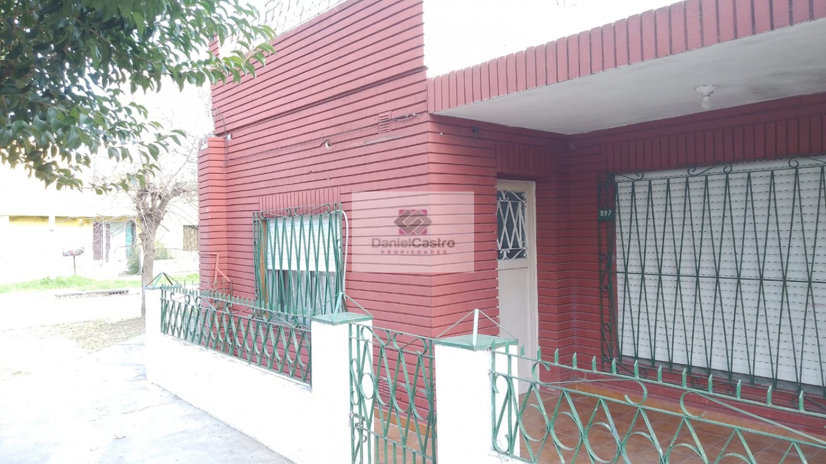 Vivienda multifamiliar con local , en venta , zona Isidro Casanova