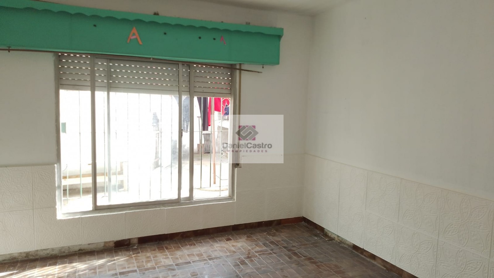 Vivienda multifamiliar con local , en venta , zona Isidro Casanova