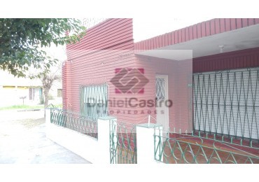 Vivienda multifamiliar con local , en venta , zona Isidro Casanova